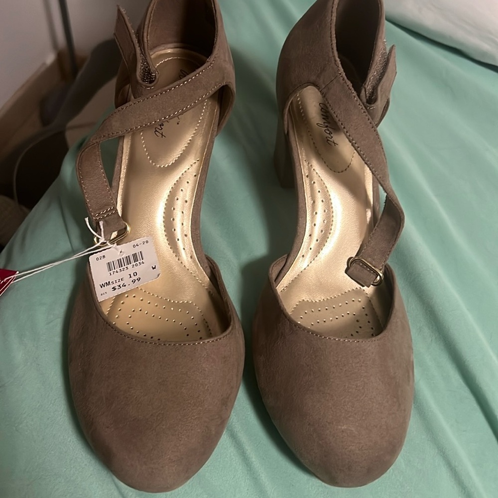NWT SHOES Alex X Flex taupe color size 10